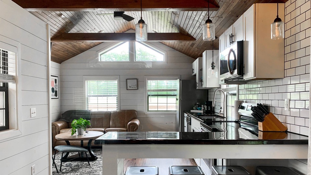 Marion Cabin | Pet-Friendly Waterfront Studio Cabin