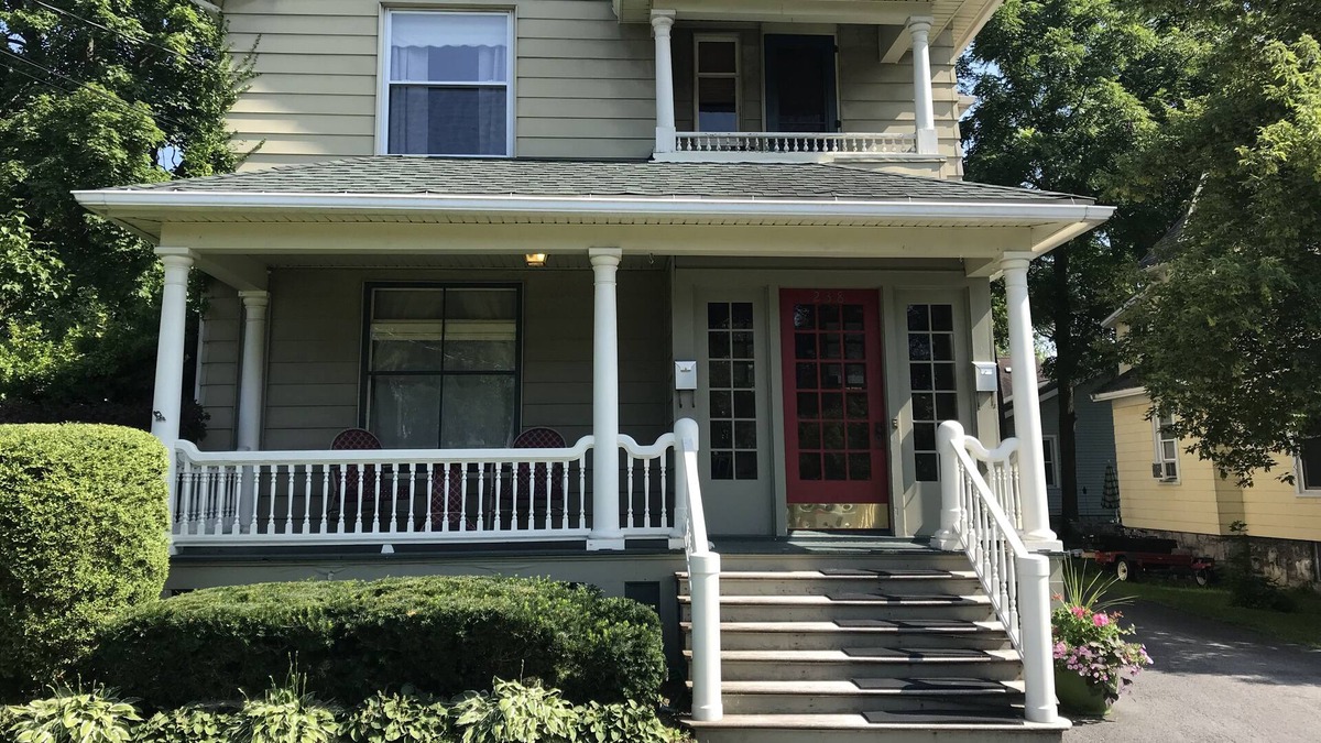 Auburn House | Pet friendly with fenced yard and deck