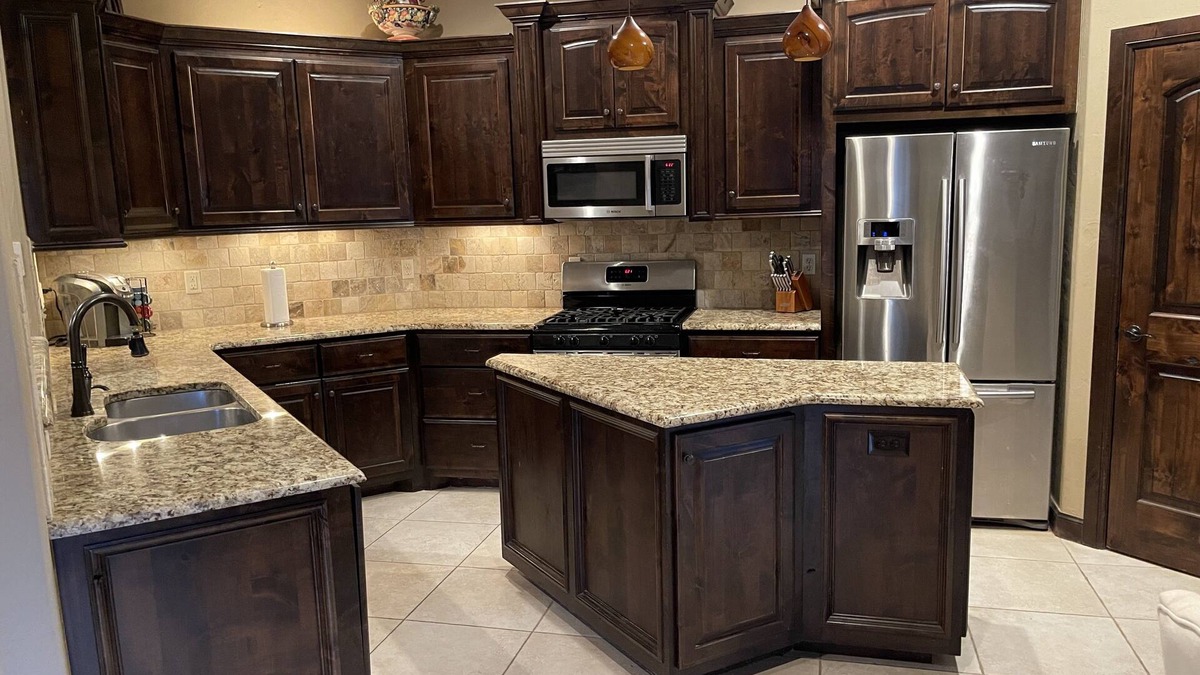Edmond House | Pet Loving, Fenced, Garage, Near I-35, UCO, OCU, Lazy E, 3 comfortable beds