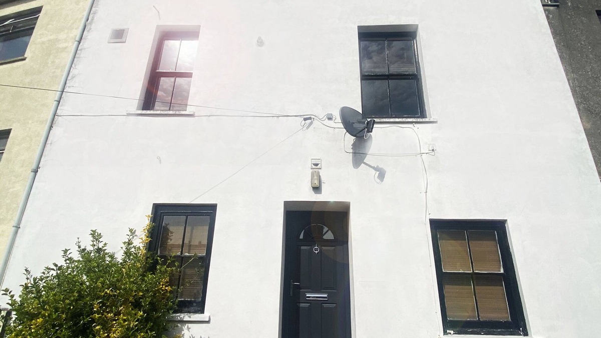 Pembroke Apartment | petfriendly courtyard flat sleeping 2 or 3, steps from Pembroke Millpond
