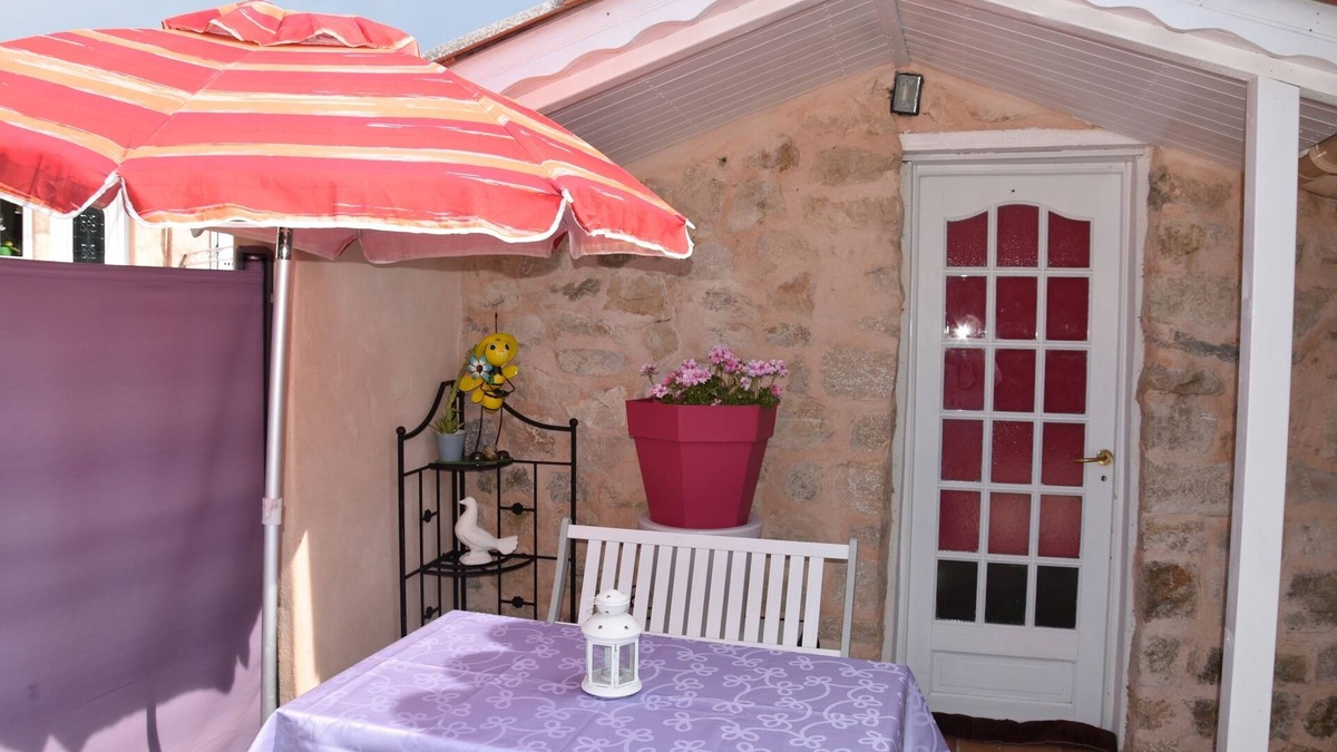Ampus Apartment | Petit Cabanon Independent apartment with beautiful summer kitchen