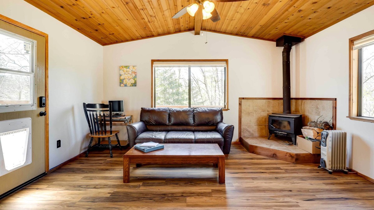 Middletown Cabin | Petite Chalet with Deck near Loch Lomond!