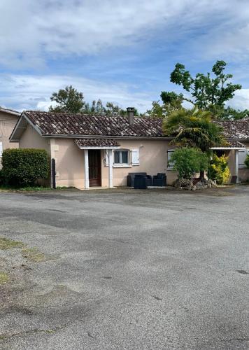 Betous House | Petite maison dans un village du Gers