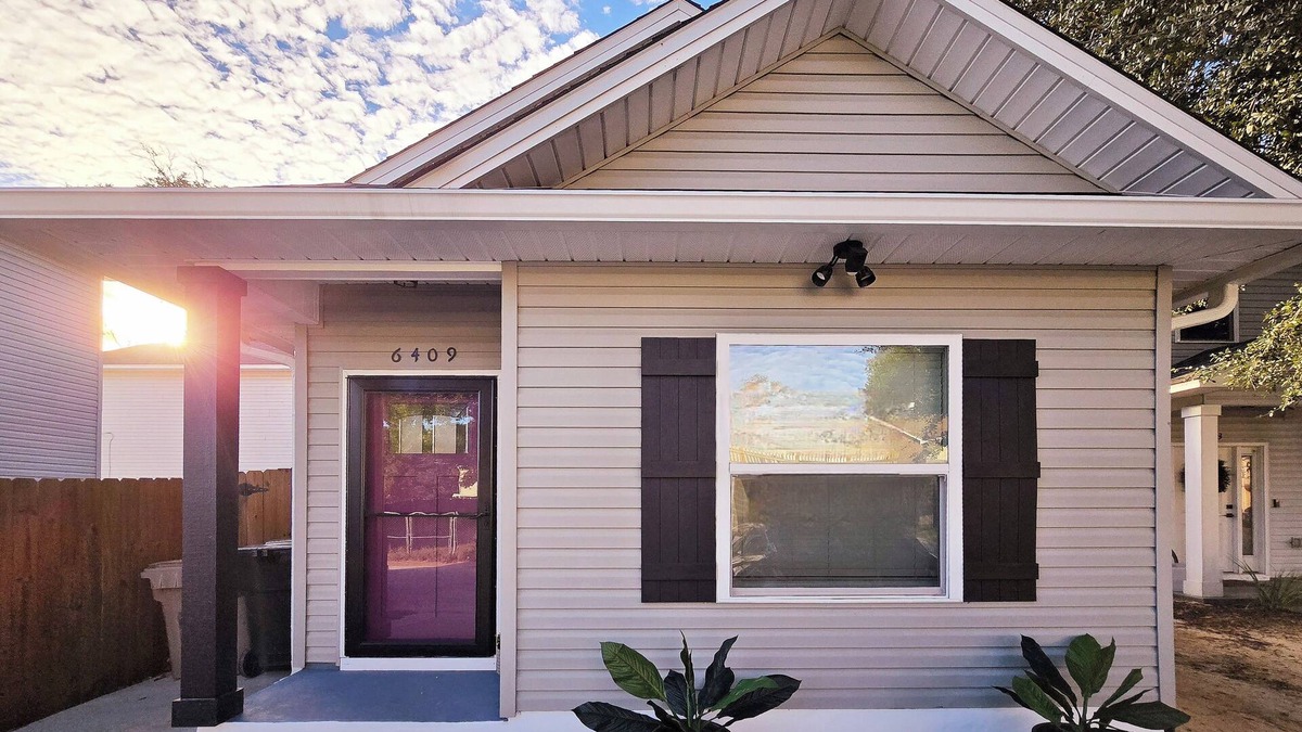 Northeast Pensacola House | Petite Stay - Private 2bed/2bath house 4 min from Pensacola Airport with WiFi/AC