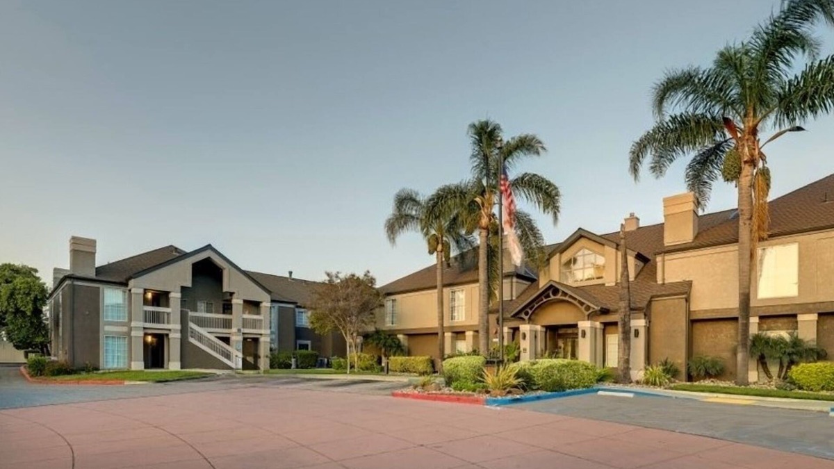 Sunnyvale Hotel | Pets are Allowed! Free Breakfast, Private Parking, Swimming Pool!