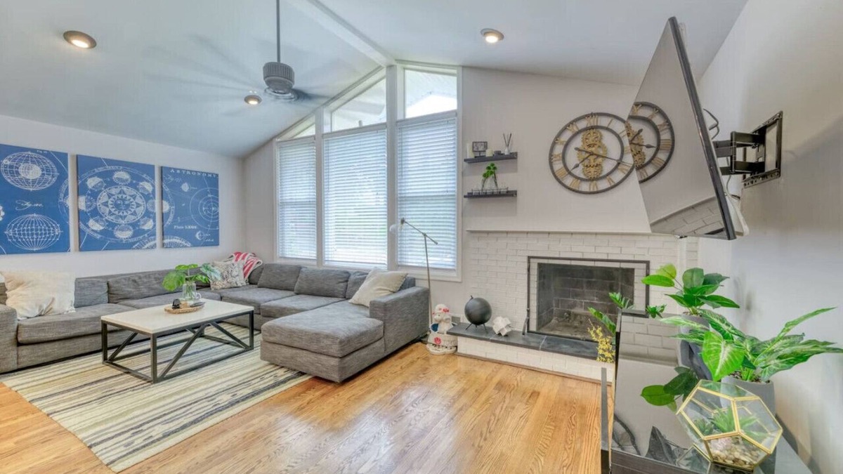 Capitol View House | Pewter Palace - Modern Bungalow with Free Parking