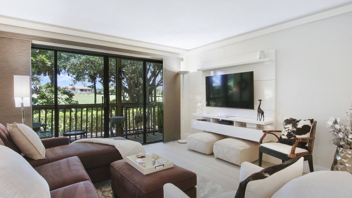 Hunt Club Condo | PGA National Golf Villa, Golf Views, Pool, Beaches, Walk to Resort, Spa, Dining