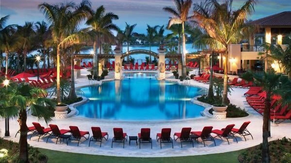 Palm Beach Gardens Cottage | PGA Resort Cottage FREE Private Beach Club Access & Sunsets on the 18th Fairway