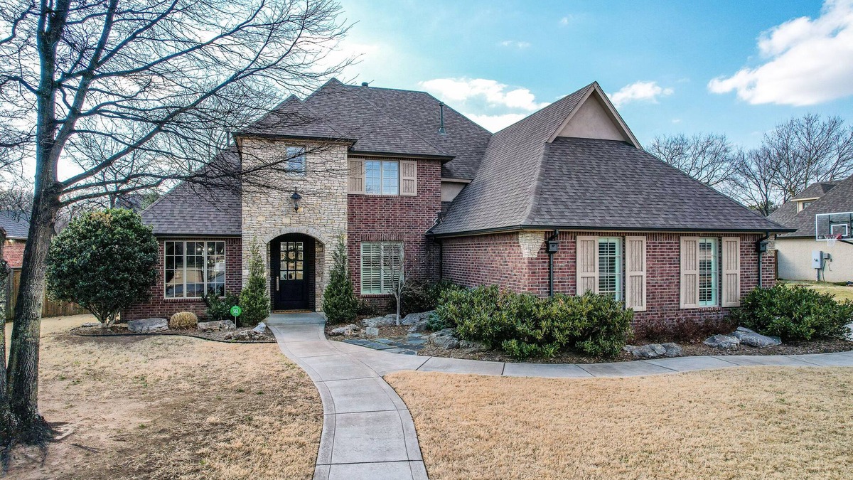Tulsa House | PGA Tournament-5 miles to Southern Hills CC-Golf Getaway-Backyard Putting Green
