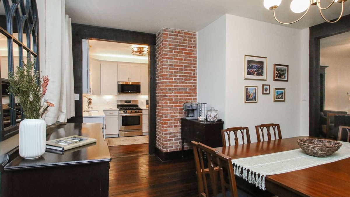 Pittsburgh House | PGH City Home - Lovely 3 BR, 1.5 BA, Sleeps 7+ w/Ultra Suited Location