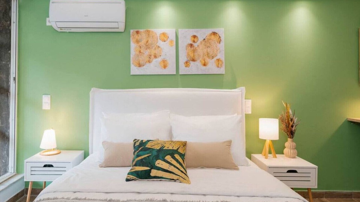 Ampelokipoi Apartment | Phaedrus Living: The Emerald Studio
