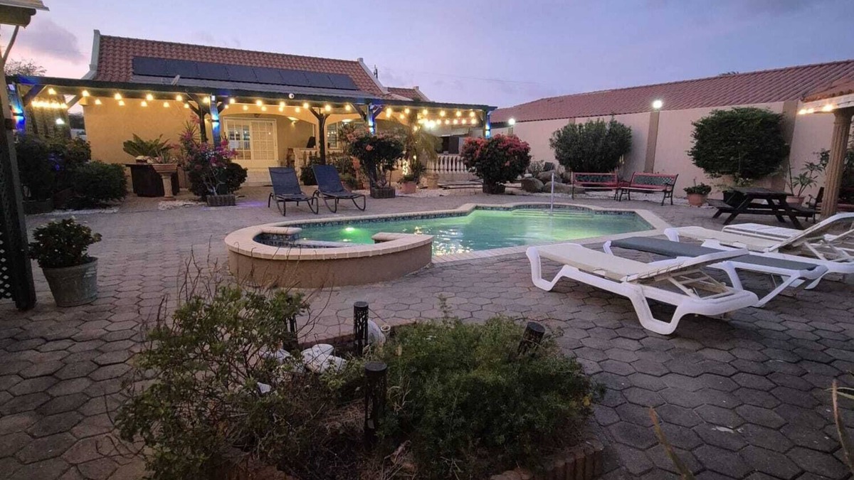 Alto Vista House | Phenomenal 2-bedroom house with AC in Noord