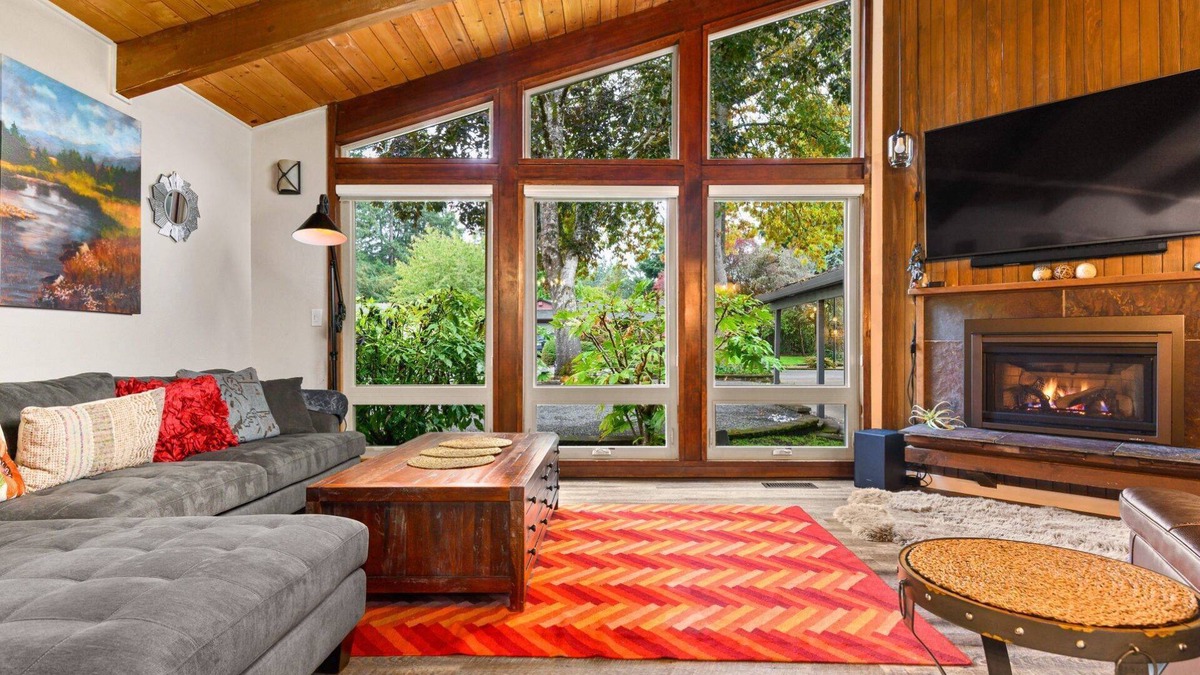 Beaverton House | Phenomenal Mid-Century Modern Retreat, Open Layout, Fenced Backyard, Fire-Pit, 10 Miles to Portland