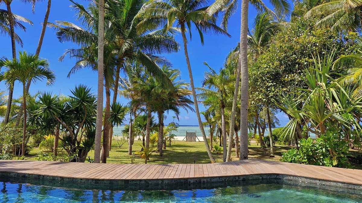 Surinam Villa | Philibert villa foot in the water with swimming pool on beach, maid, wifi