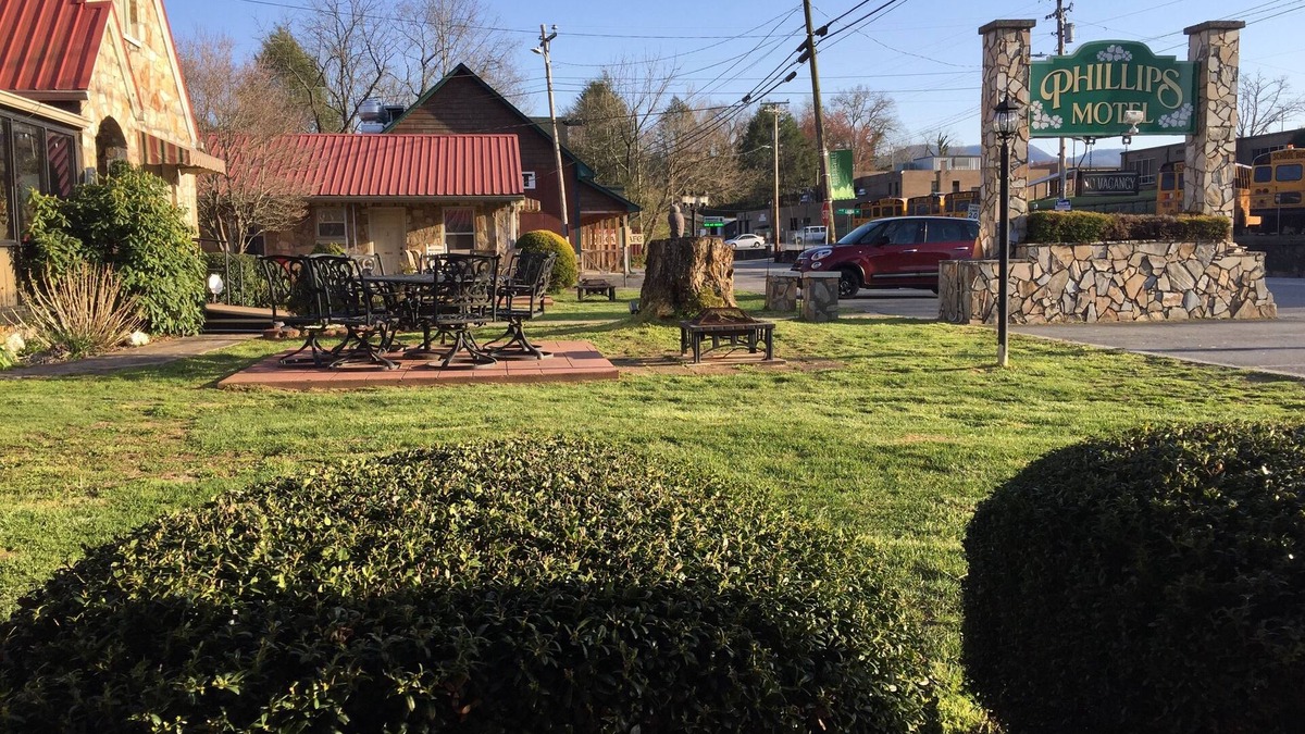 Robbinsville Hotel | Phillips Historic Motel & Cottages