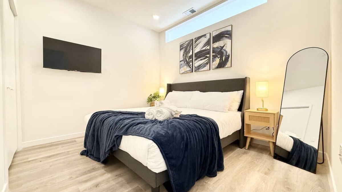 Poplar Apartment | Philly Central King 1 Br Apt Easily Walkable to Attractions