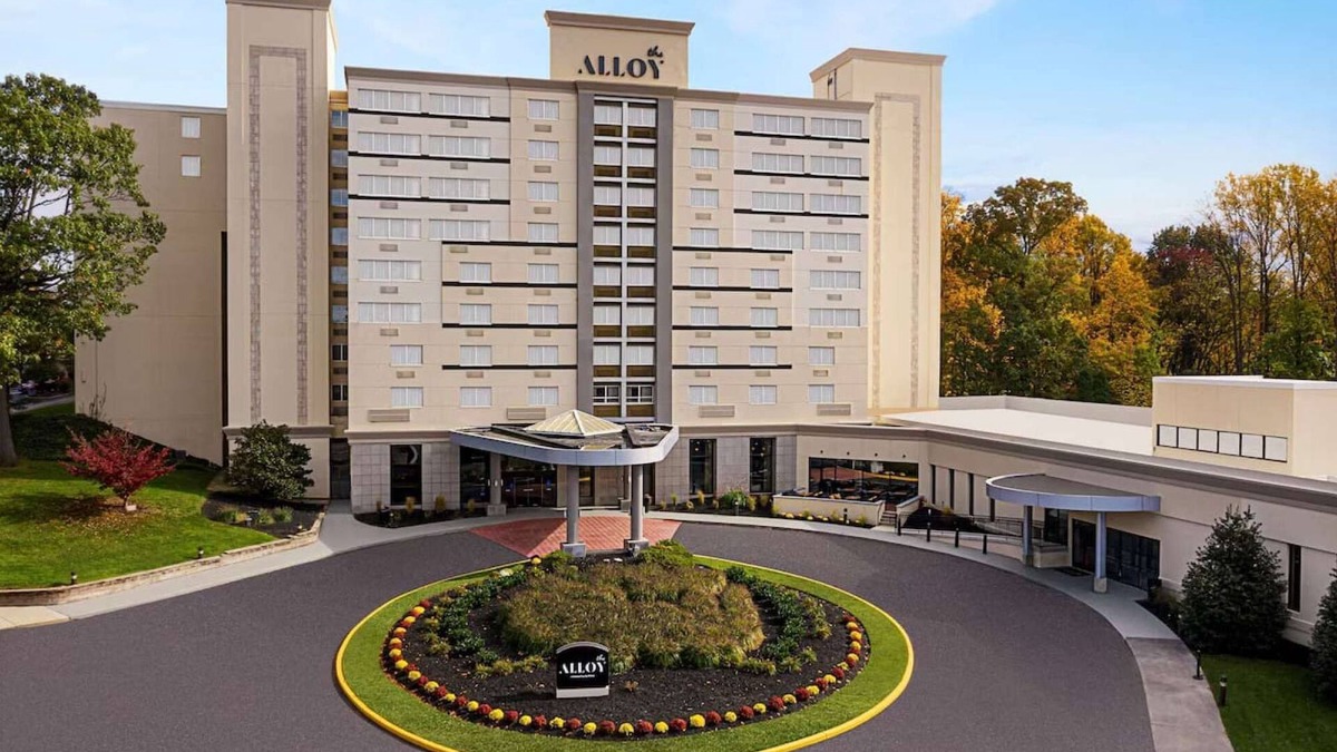 King of Prussia Hotel | Philly Suburb Base | Pool. Bar. Gym.