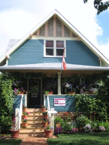 Stettler Bed & Breakfast | Phoenix House B&B