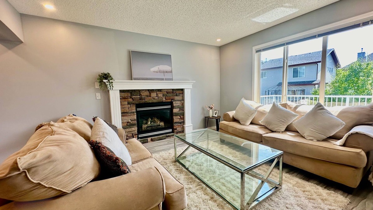 Evanston House | Phoenix’s nest - 3BR 4 beds Calgary Home NW