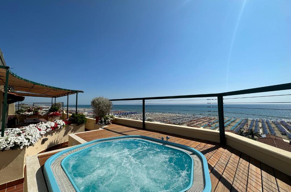 Lido di Camaiore Hotel | Piccadilly Penthouse with Jacuzzi