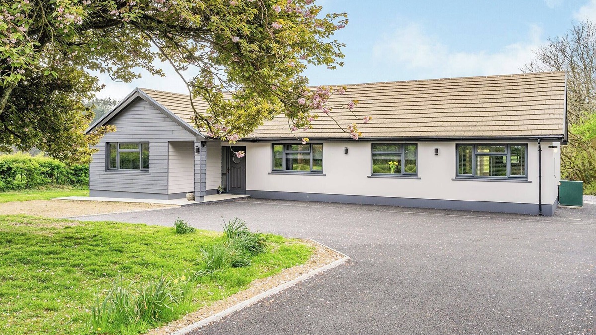 New Moat Cottage | Picked for its tranquil location, private hot tub and views over the meadows.