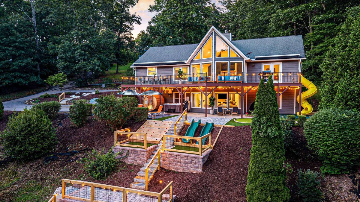 Skyland House | Pickleball | Movies| Games | Fall getaway!