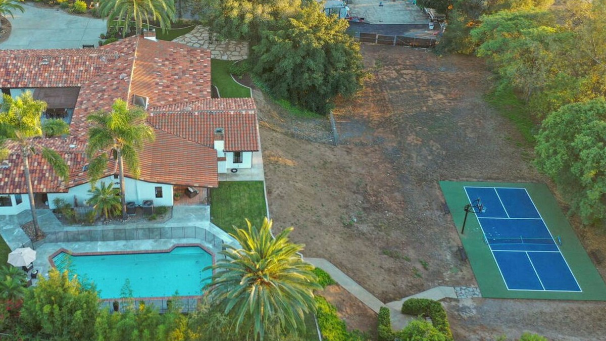 Vista House | Pickleball Paradise: Retreat with Poolside Bliss!
