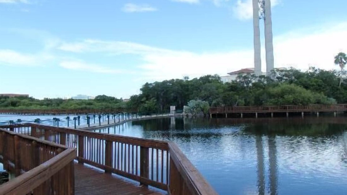 St. Petersburg - Clearwater Hotel | Picture-Perfect Family Stay near Downtown | Lakefront Hotel | 2 Units