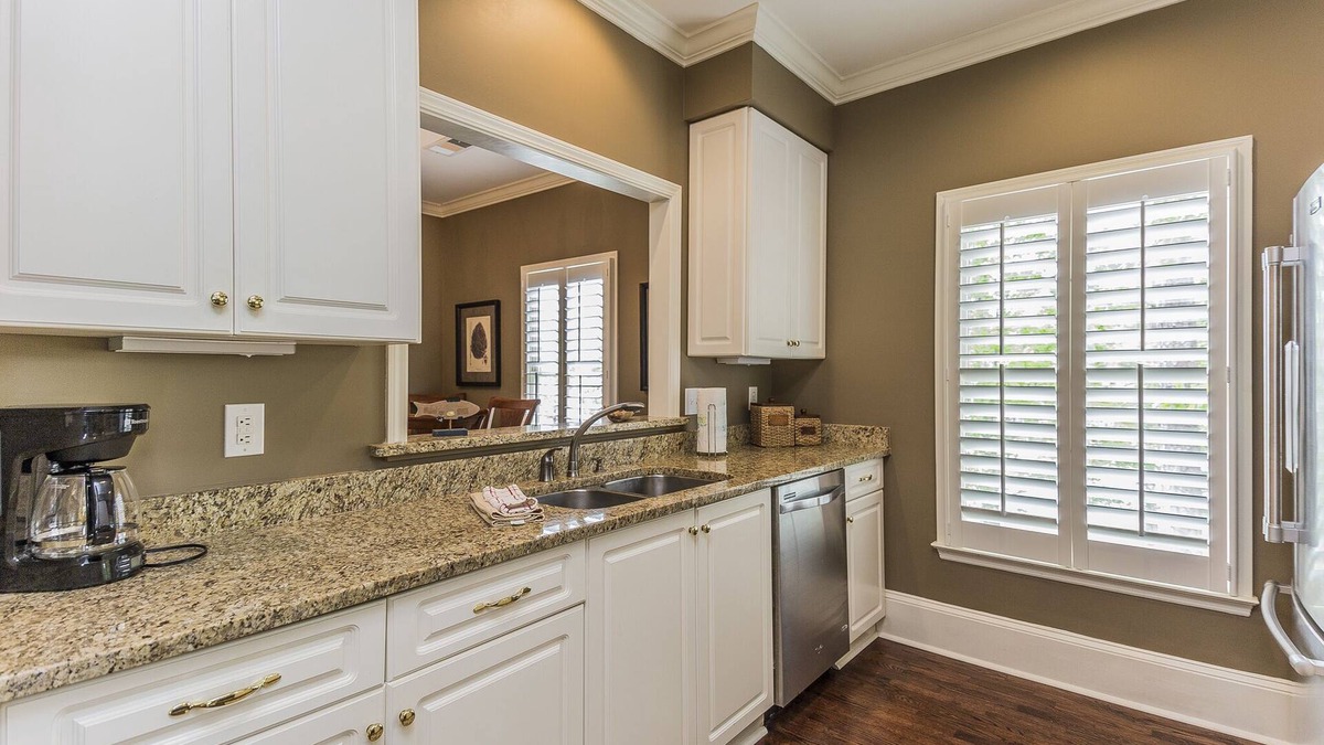 Lake Oconee Cottage | Picture perfect Marina Cove Escape with lake views!