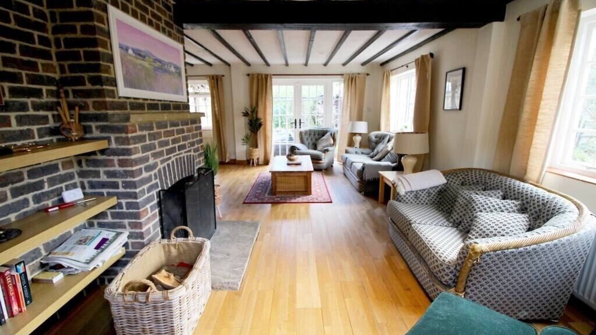 Lingfield House | Picturesque and Idyllic 4 Bedroom Cottage Newchapel