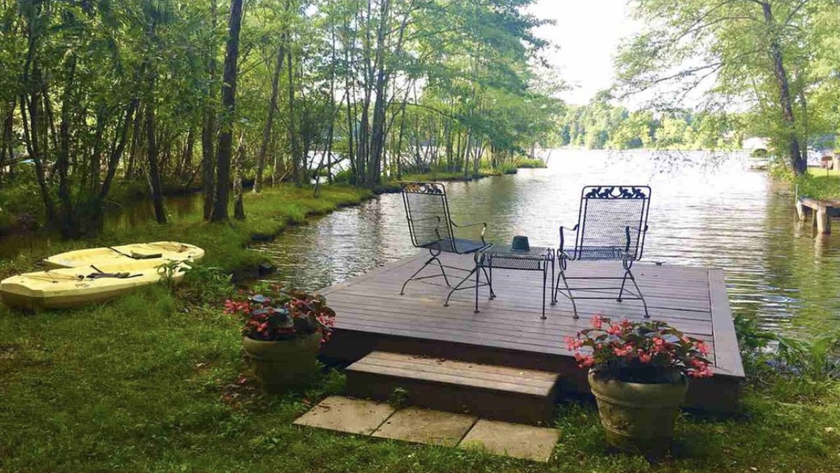 Inman House | Picturesque cottage on Lake Bowen! Kayaks, Dock, Firepit, Deck, Privacy