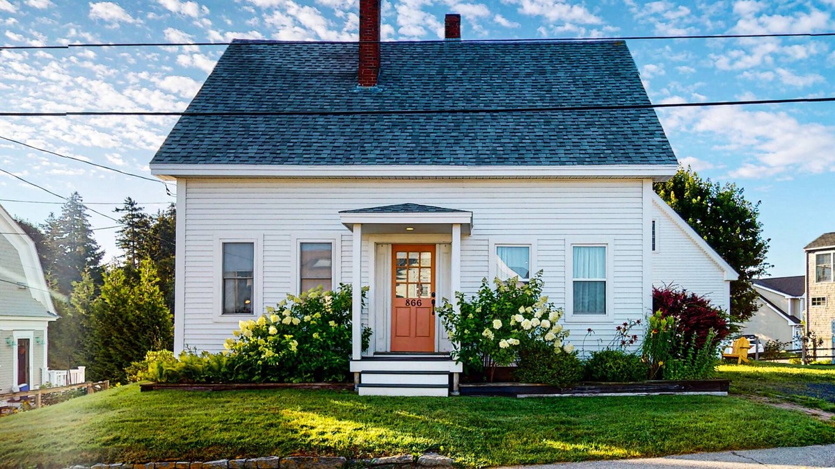 Port Clyde House | Picturesque cottage with full kitchen, sun room, private washer/dryer, & WiFi