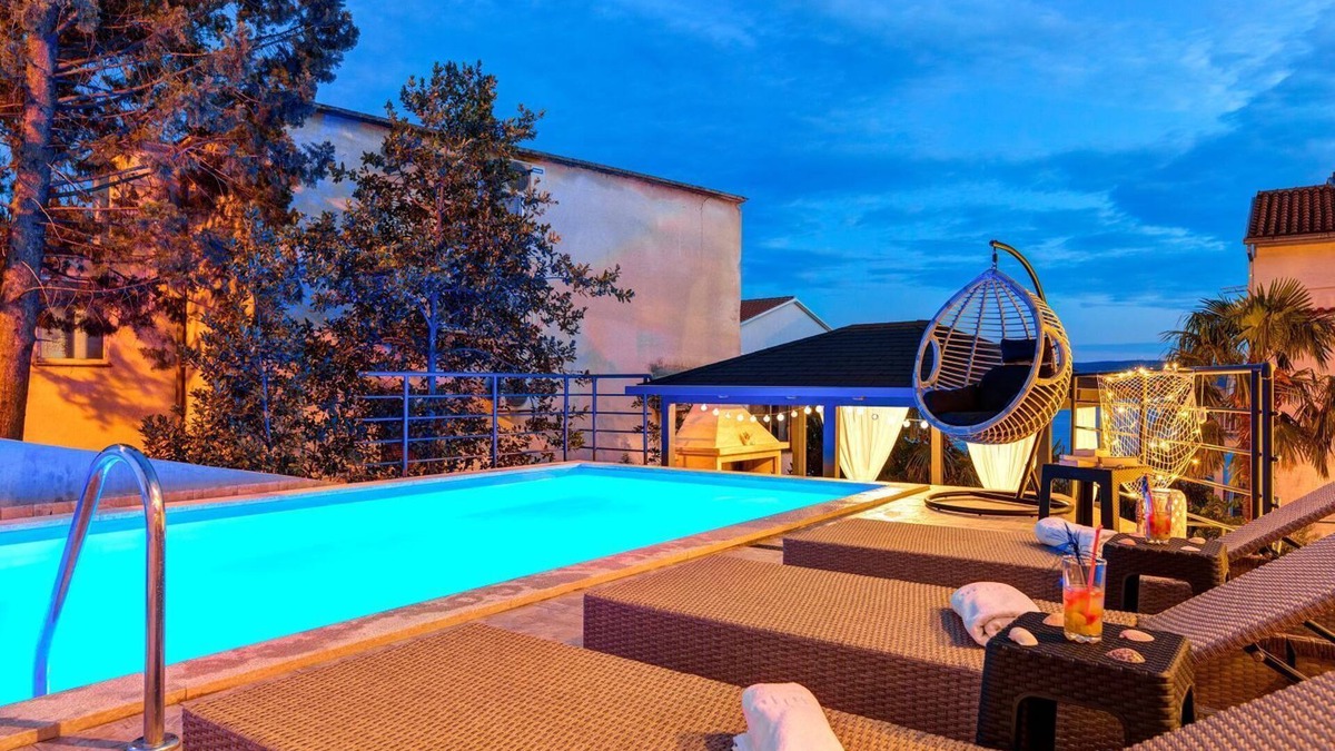 Dramalj Apartment | Picturesque flat just 150 metres from the beach with jacuzzi, pool, sea view, billiards