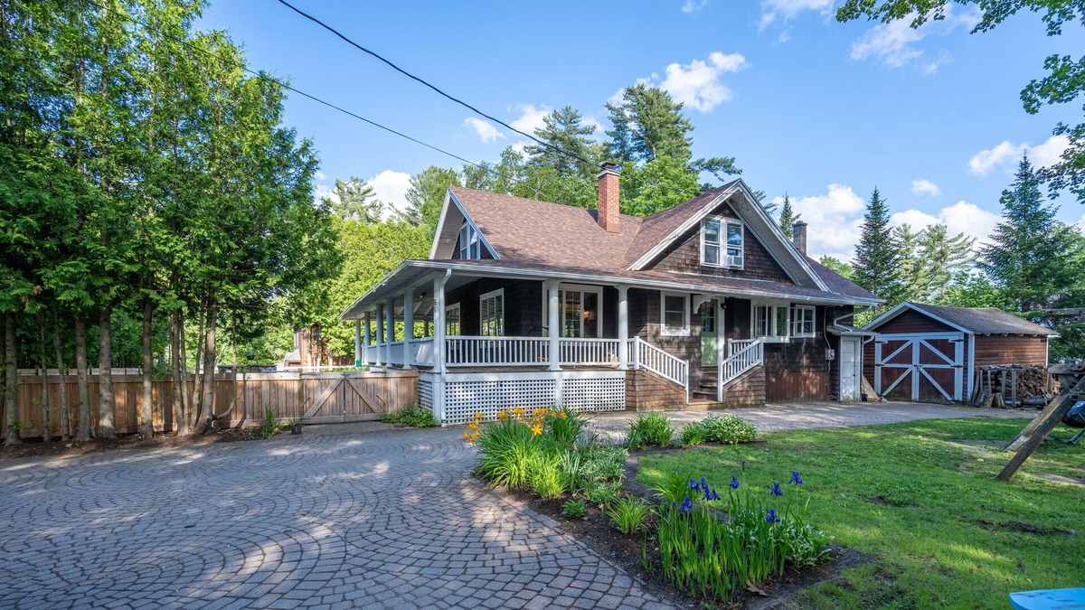 Hillcrest House | Picturesque Home - 2 Minute Walk to Main Street