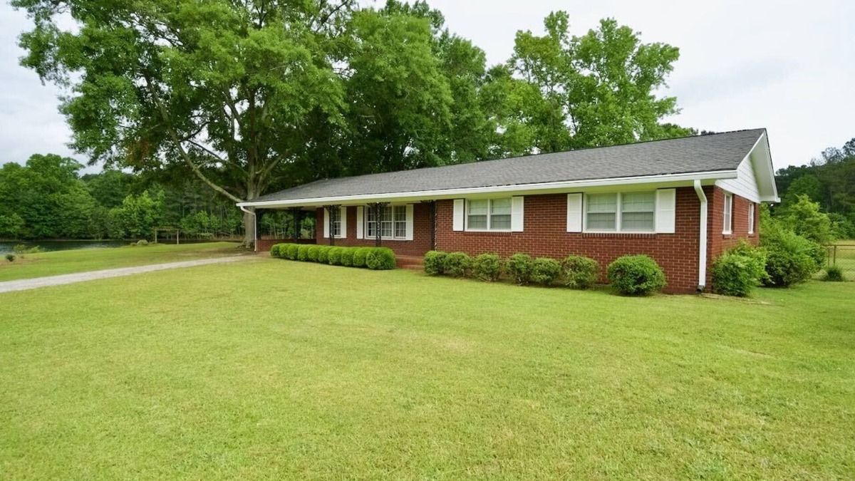 Church Street House | Picturesque Lake Side Home close to the city