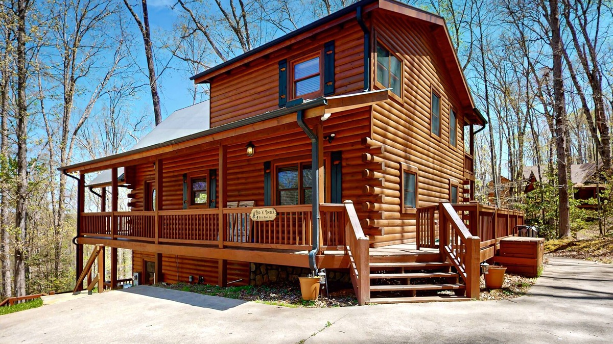Necowa Cove Cabin | Picturesque log cabin in Aska adventure area w/access to Lake Blue Ridge