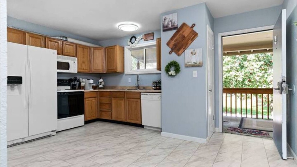 Campbell Park Apartment | Pied Piper: centrally located in UMed/Prov with access to trails a block away