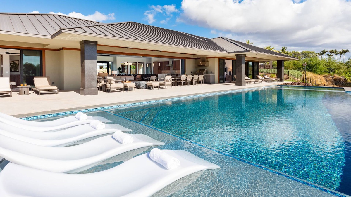 Kamuela House | ❤️PiH❤️ Hawaiian Elegance ★ Short walk to best beaches ★ Heated Lap Pool & Spa