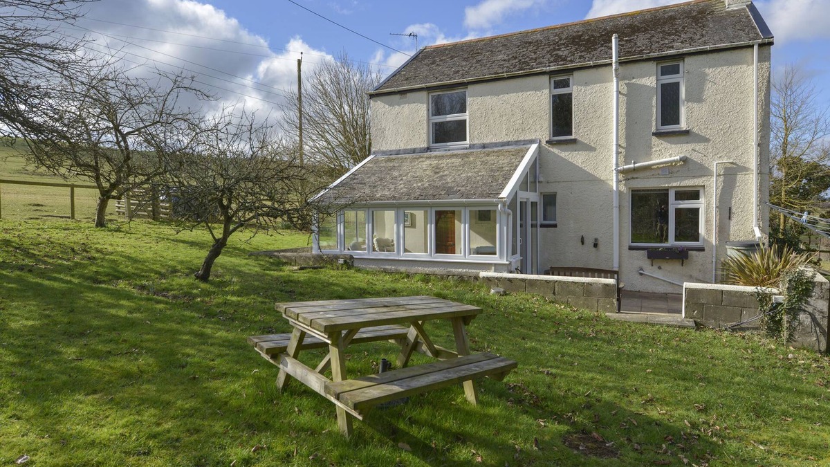 Westleigh Cottage | PILLHEAD COTTAGE, pet friendly, with pool in Bideford
