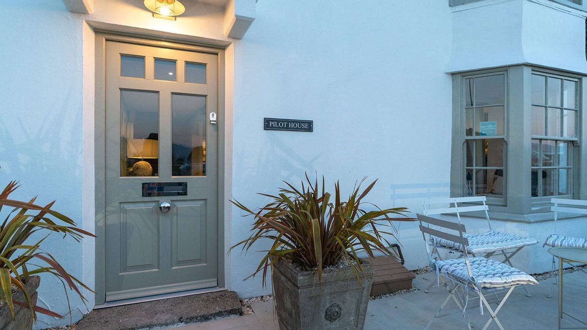 Beaumaris Apartment | Pilot House - a sea view that sleeps 8 guests in 4 bedrooms