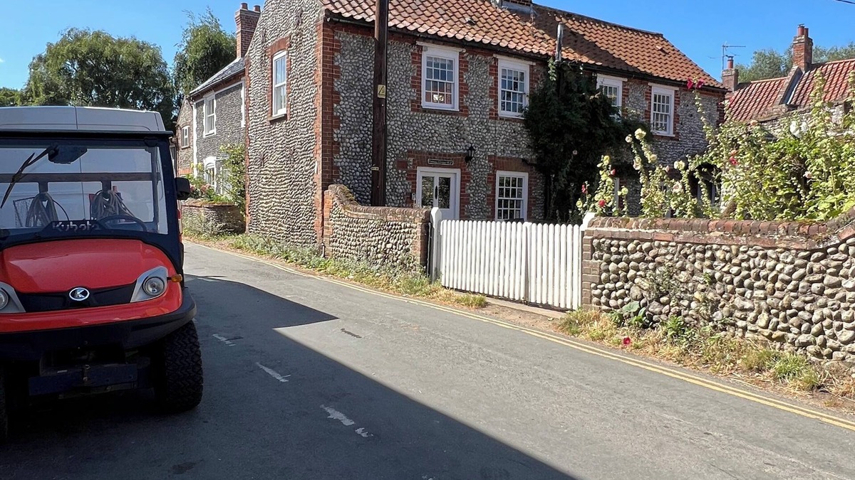 Holt Cottage | Pimpernel Cottage,Blakeney,2 bed,sleeps 3,courtyard,pub&quay a stones-throw.🌟
