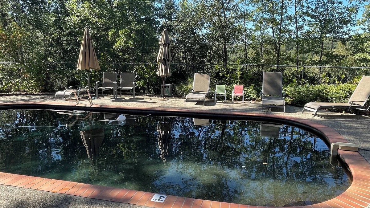 Midpines House | Pine Bluff House-Heated Pool, Peace and Privacy now with Solar Energy