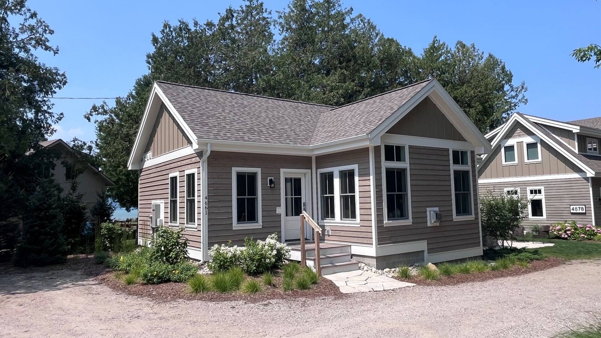 Maple City Cottage | Pine Cottage Big Glen Lake Private Access