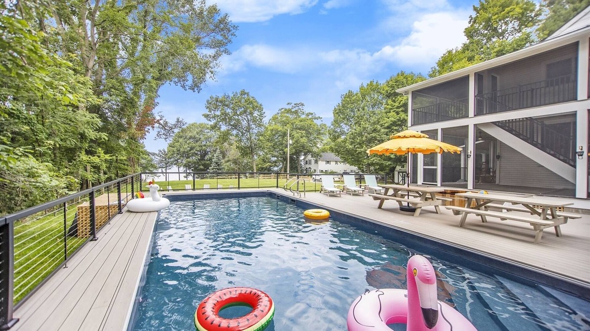 South Haven House | Pine Lodge: Swimming Pool, Hot Tub, Lake Michigan Beach, Sauna, Screen Porches