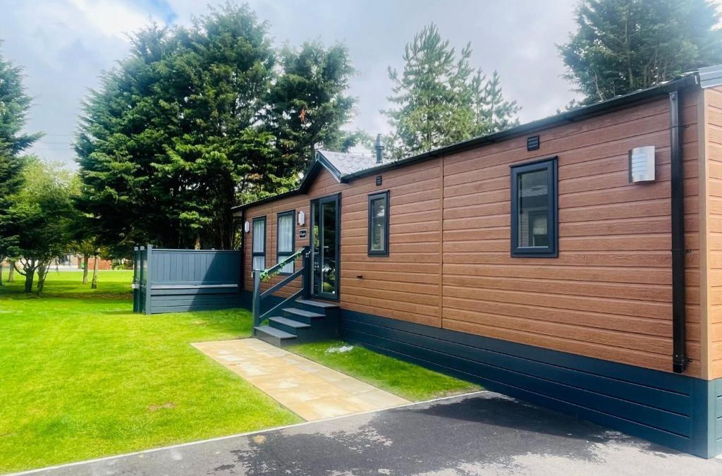 Allerthorpe House | Pine Lodge with Hot Tub