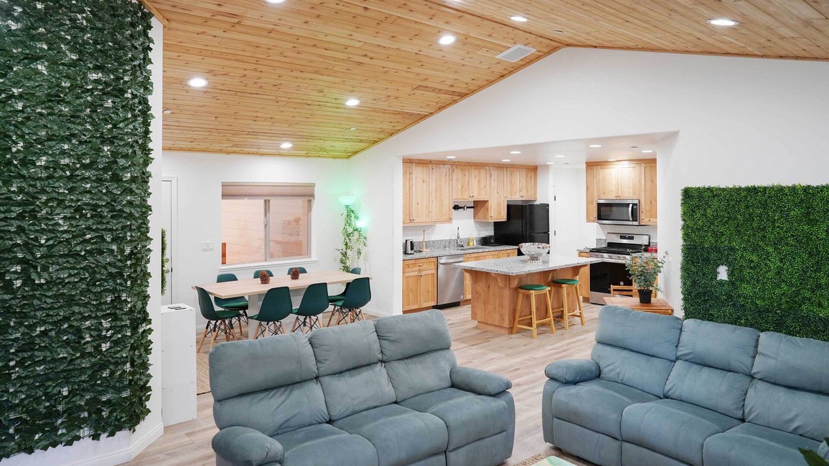 Pine Mountain Club Villa | Pine Mountain Club Villa w/Sauna, Deck + Views!