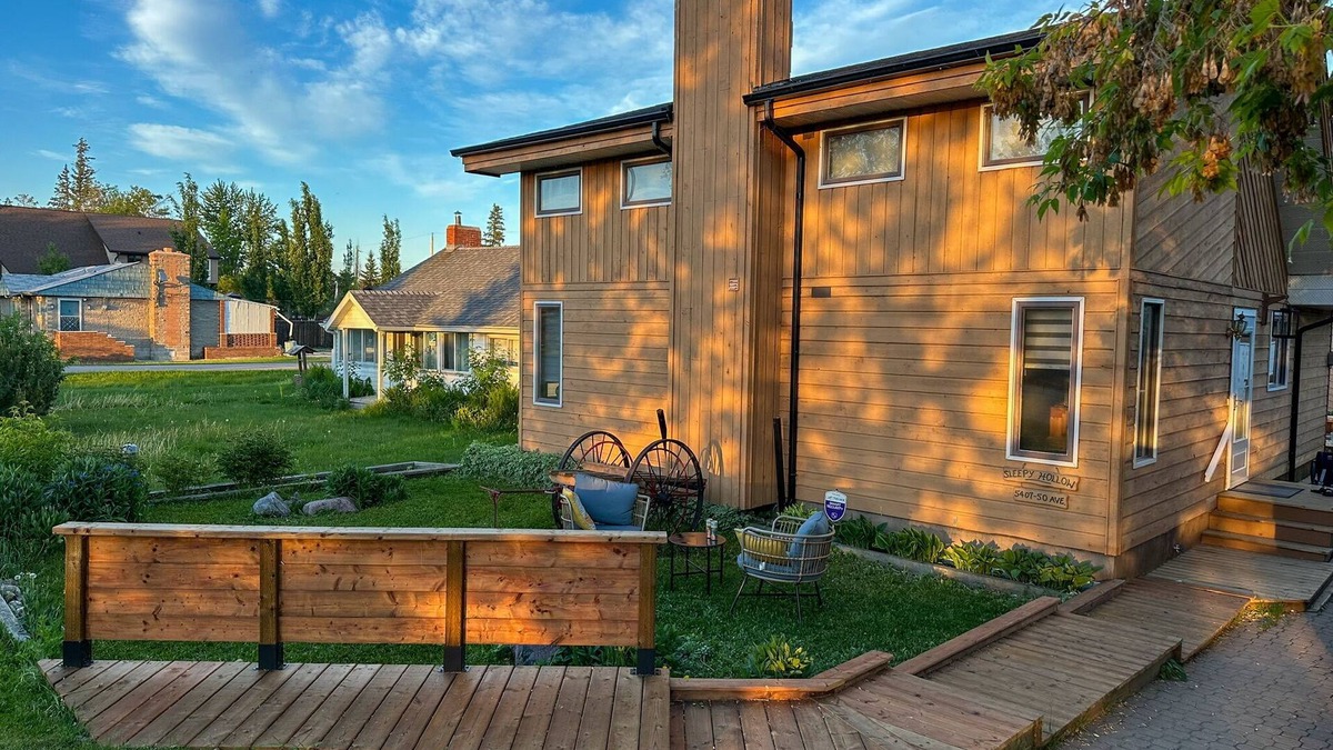 Alberta Beach Cabin | Pine Peaks Cabin - Rustic Family Getaway Steps to Lake Hot Tub + Bunk Rooms