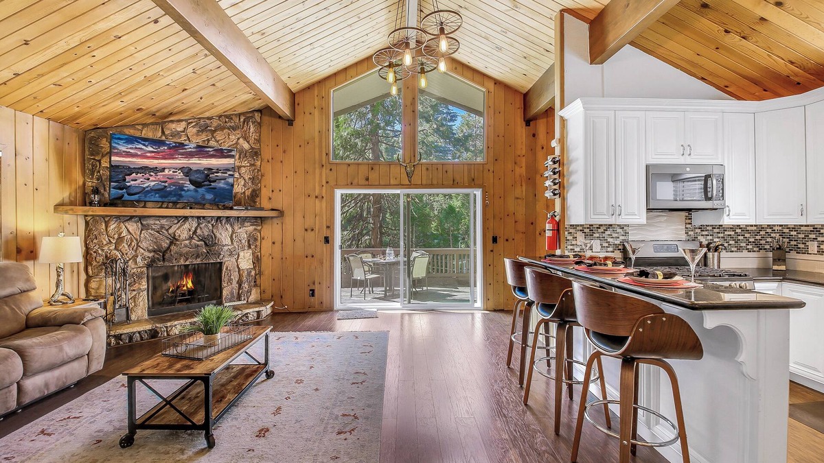 Twin Peaks House | Pine View - Spacious 3000 SQFT Home with Game Room, Bar and 3 Decks!