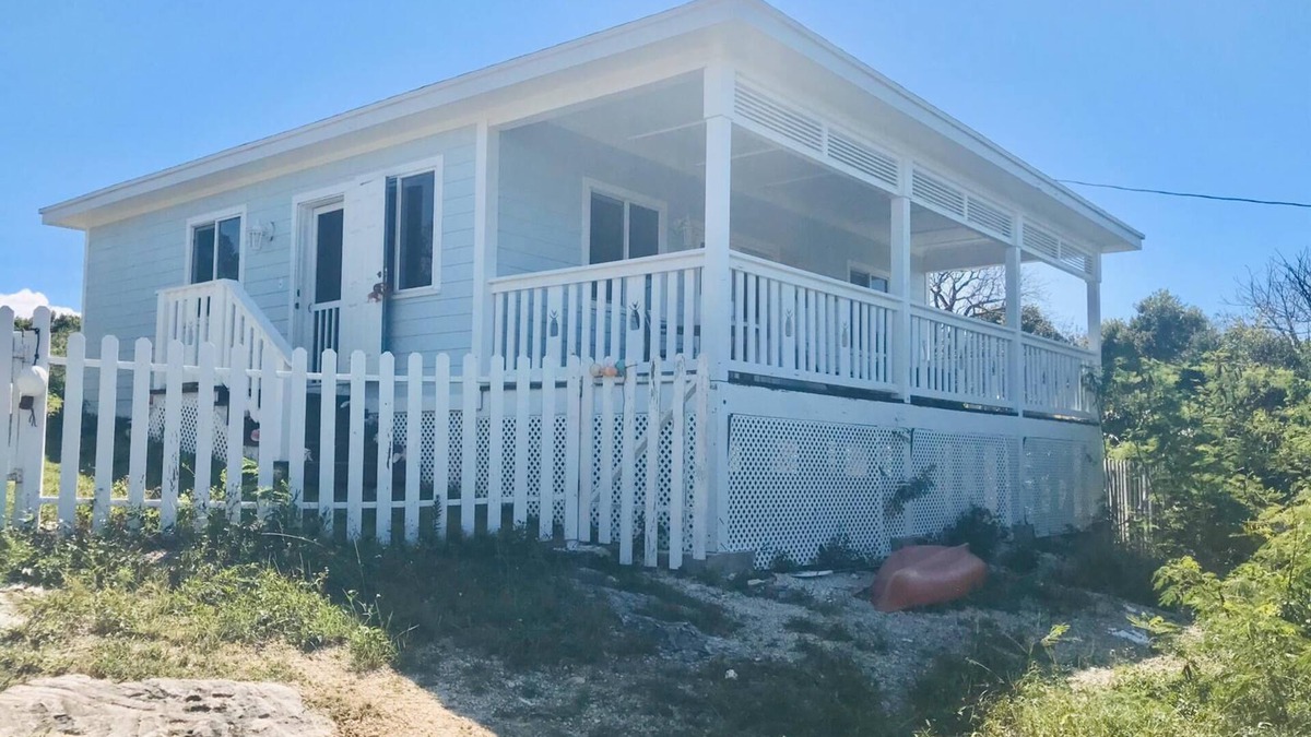 Rainbow Bay Cottage | Pineapple Blues.Big Bang for your Buck