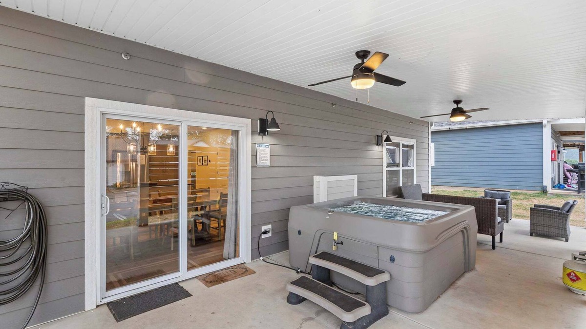 Hollister House | Pineapple Bungalow - 14ppl